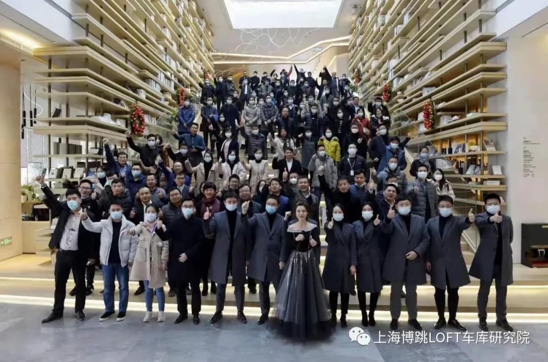 黔东南全国一百多人在华侨城汉口道6号参观研讨LOFT专利车库技术！